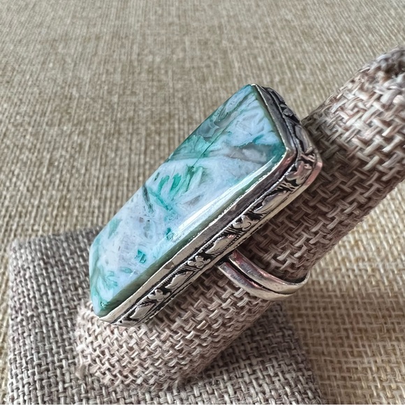 Green Enhanced Agate Ring Size 7.5 - 7.75 - Picture 2 of 3